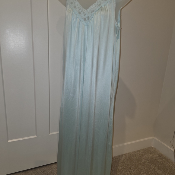VTG Vanity Fair Soft Blue Lace Chemise - Picture 4 of 7